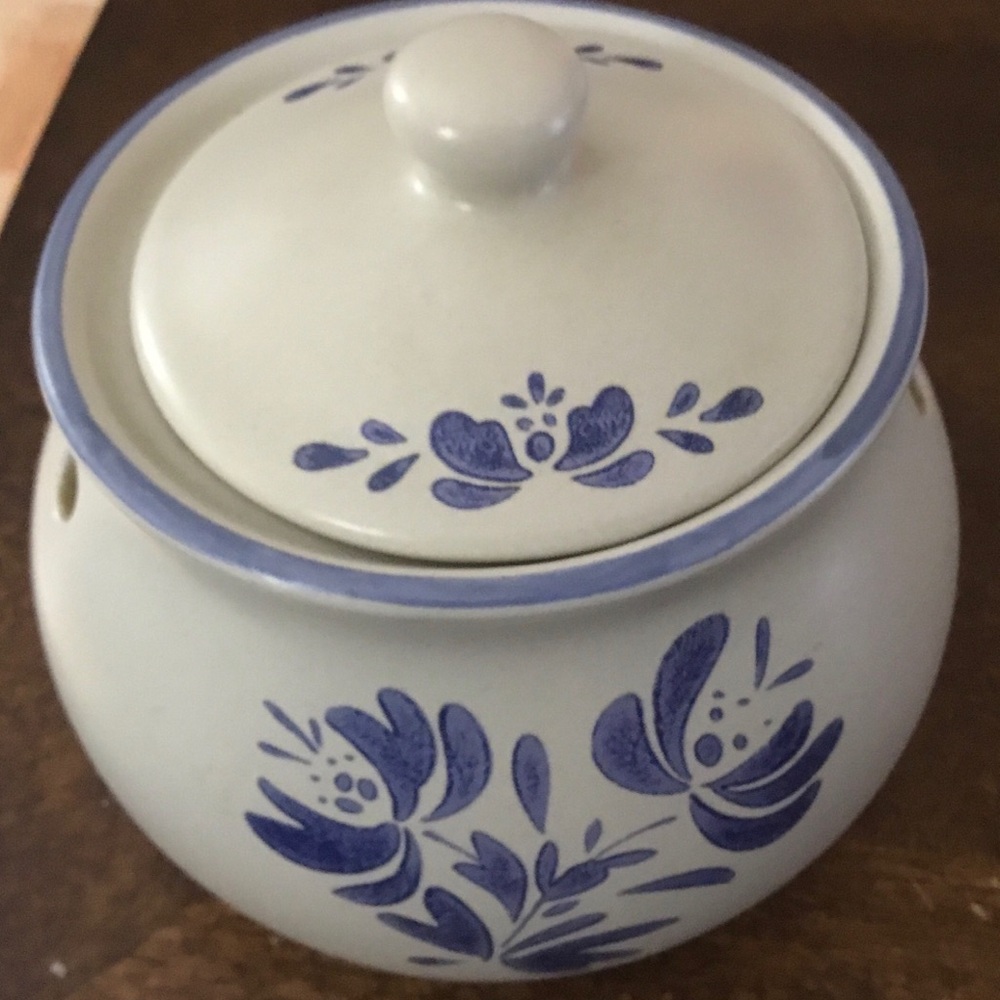 Pfaltzgraff YORKTOWNE garlic keeper
